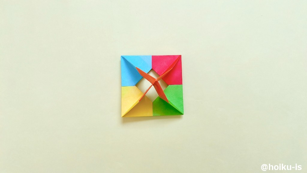 残りの折り紙を、表と裏1つずつはめ込む
