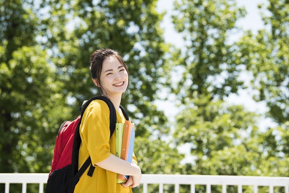 ファイルを持つ女性