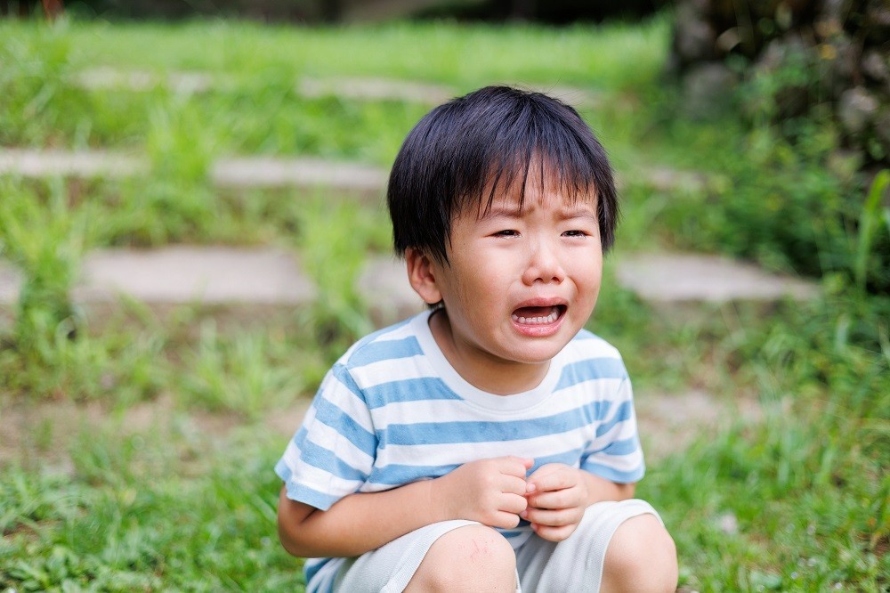 座り込んで泣いている男の子