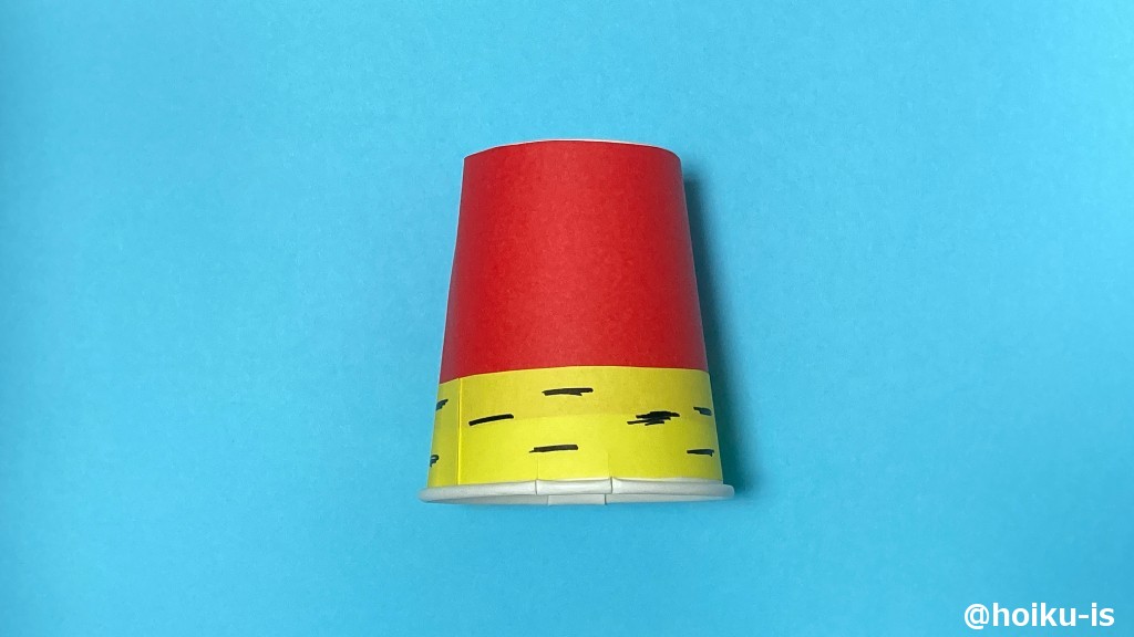 紙コップの左右に2カ所ずつ切り込みを入れる