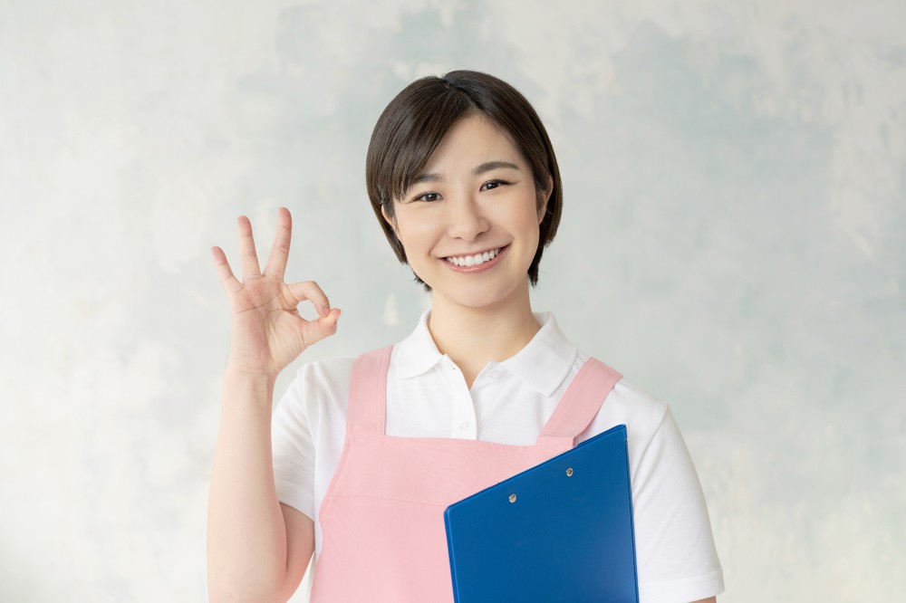 OKサインをする保育士