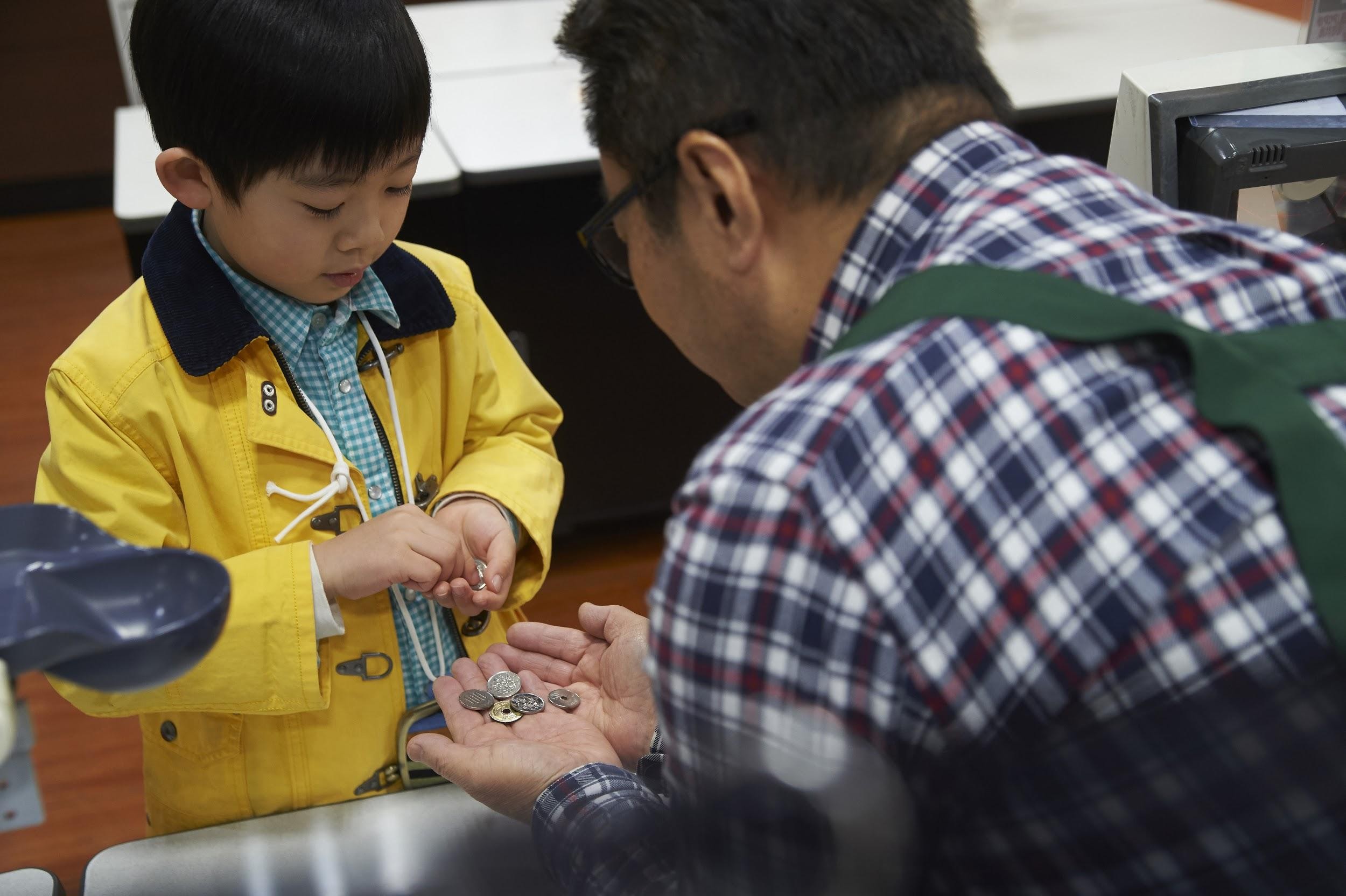 お買い物体験中の子ども