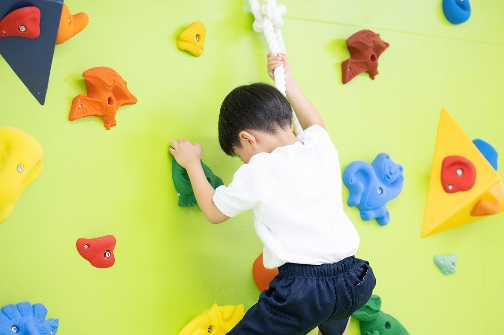 ボルダリングをする男の子