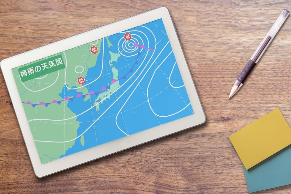 梅雨シーズンの天気図が表示されたタブレット端末