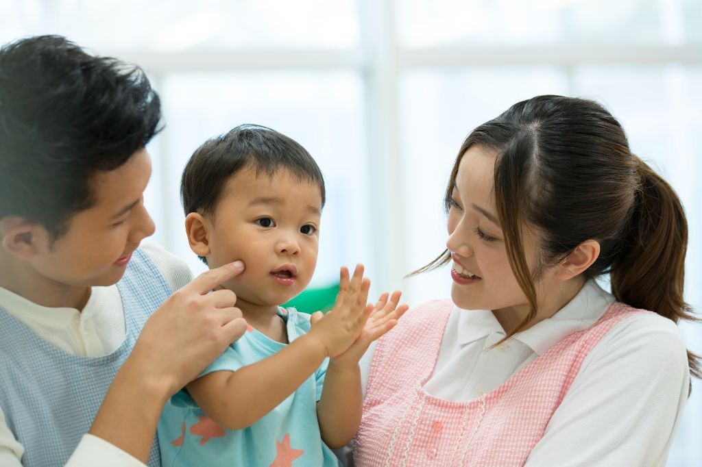保育実習中の学生