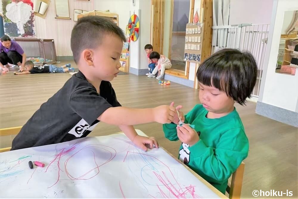西安保育園での室内遊びの様子
