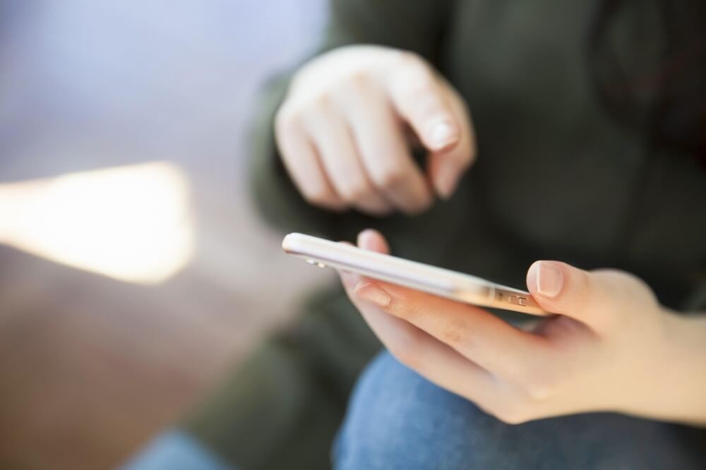 スマートフォンを操作する手