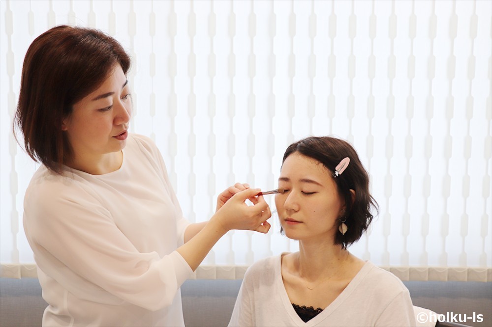 プロにメイク指導を受ける女性