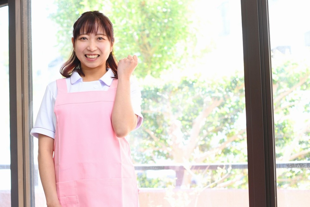 ガッツポーズをする保育士