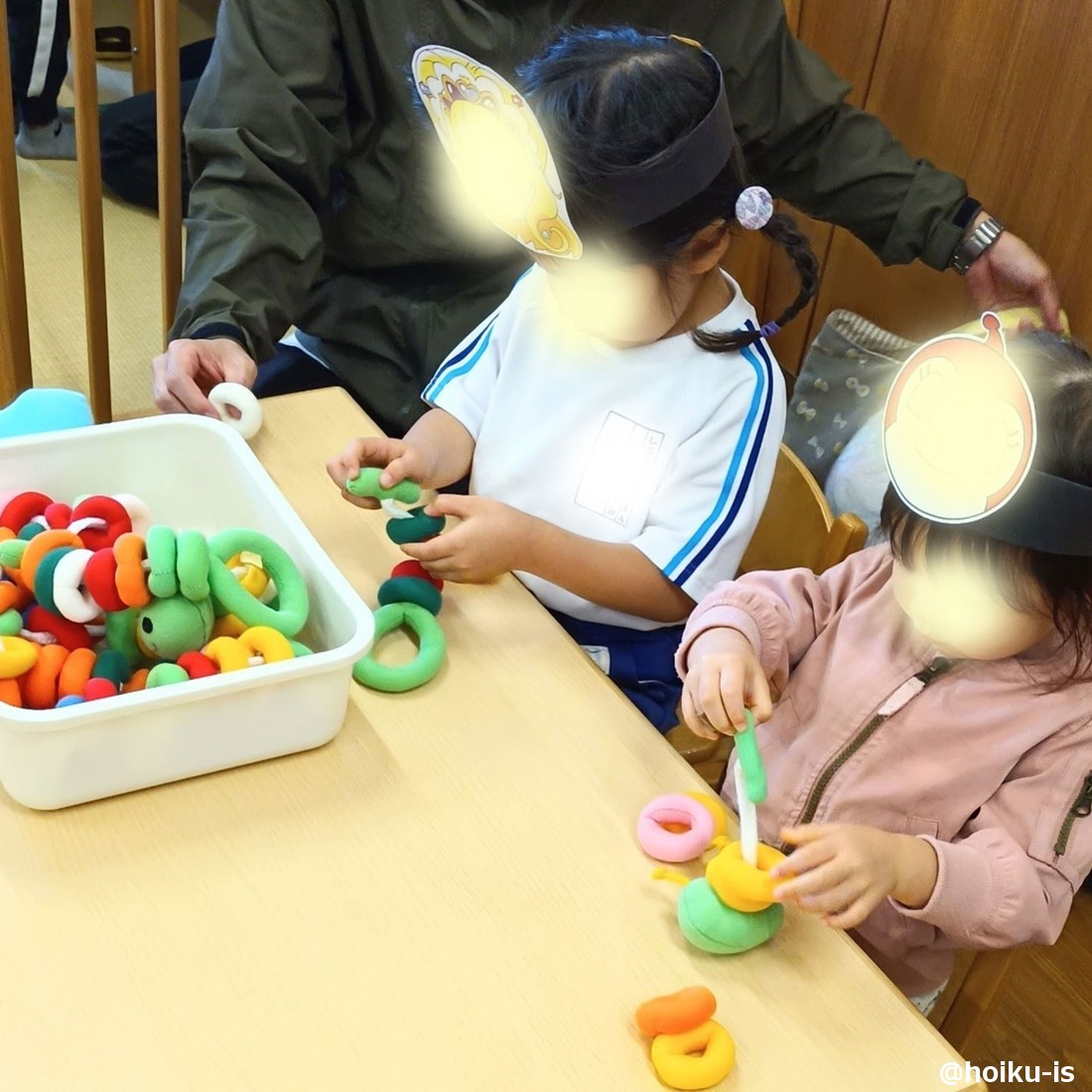 布おもちゃで遊ぶ子どもたち