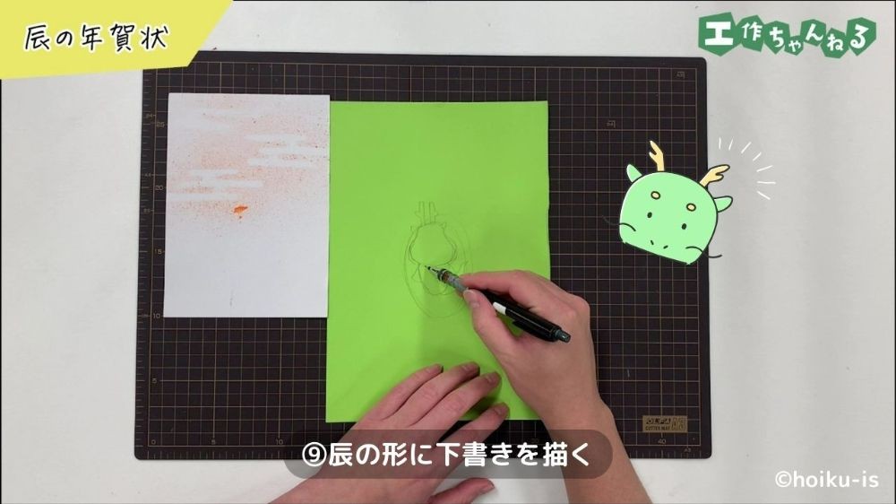 辰の絵の下書きを描いている手元