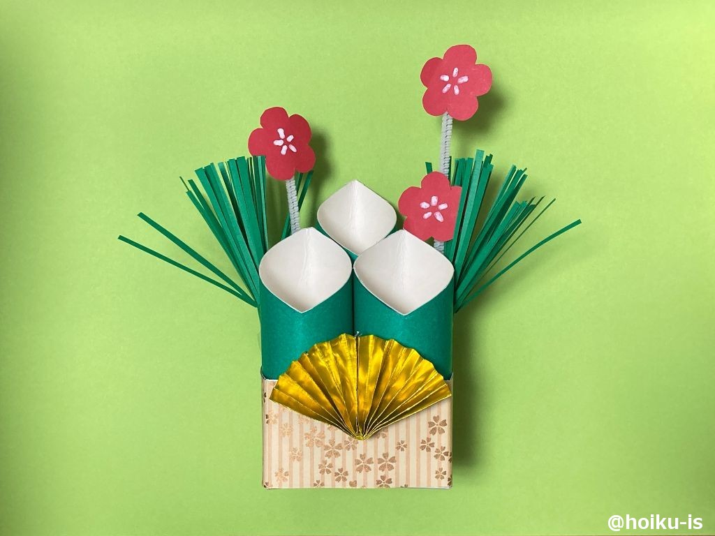 作った飾りをバランスよく飾り、両面テープやテープで固定したら、出来上がり。