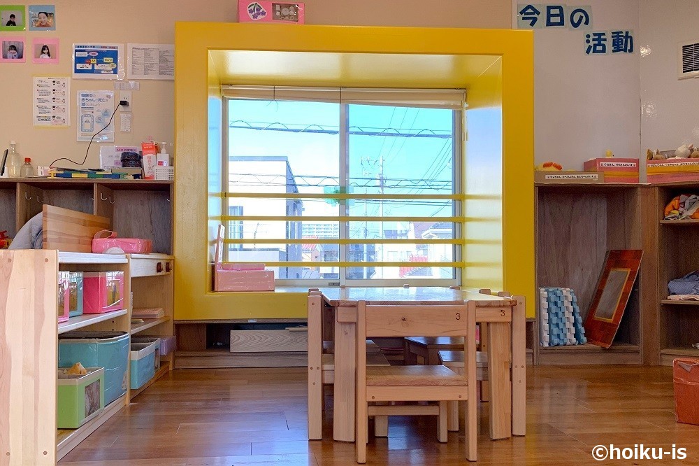 キッズラボ南流山園の保育室にあるカラフルな出窓