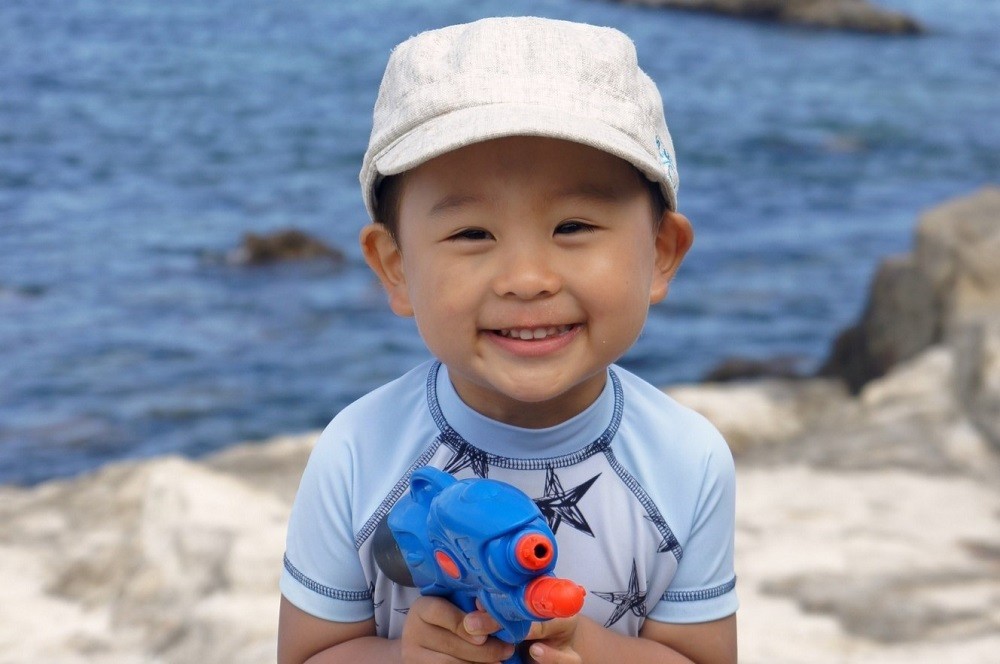 水鉄砲を持っている子ども