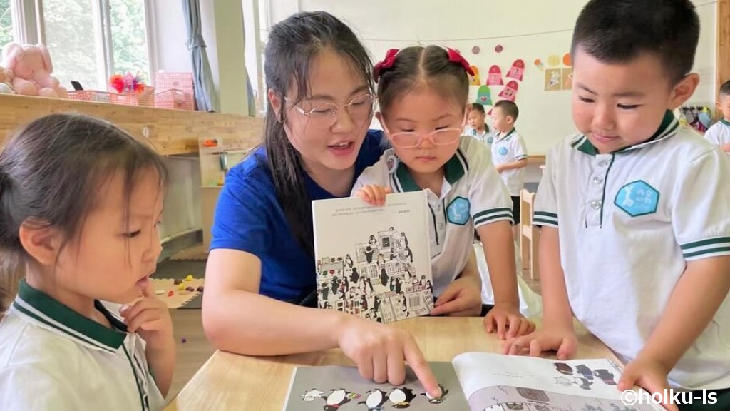 絵本を読む中国の保育士と子ども