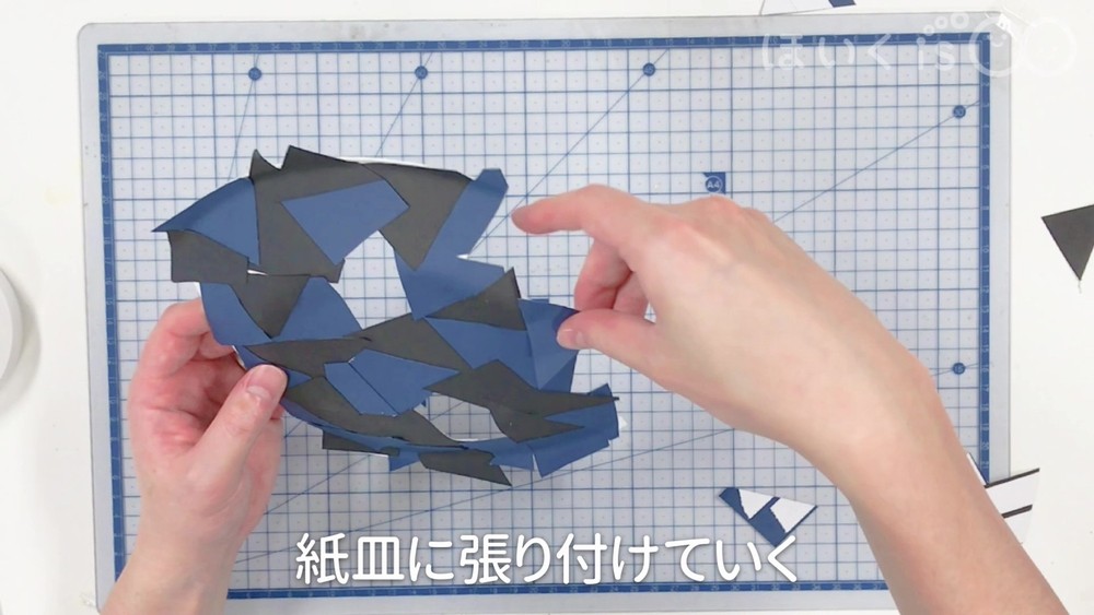 紙皿に張り付けていく