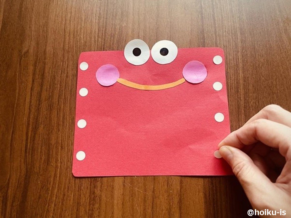 洗濯バサミで挟む位置に丸シールを貼る