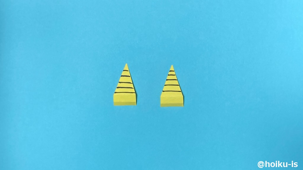 【鬼の角】黄色の画用紙を三角に切り、黒マジックで線を描く