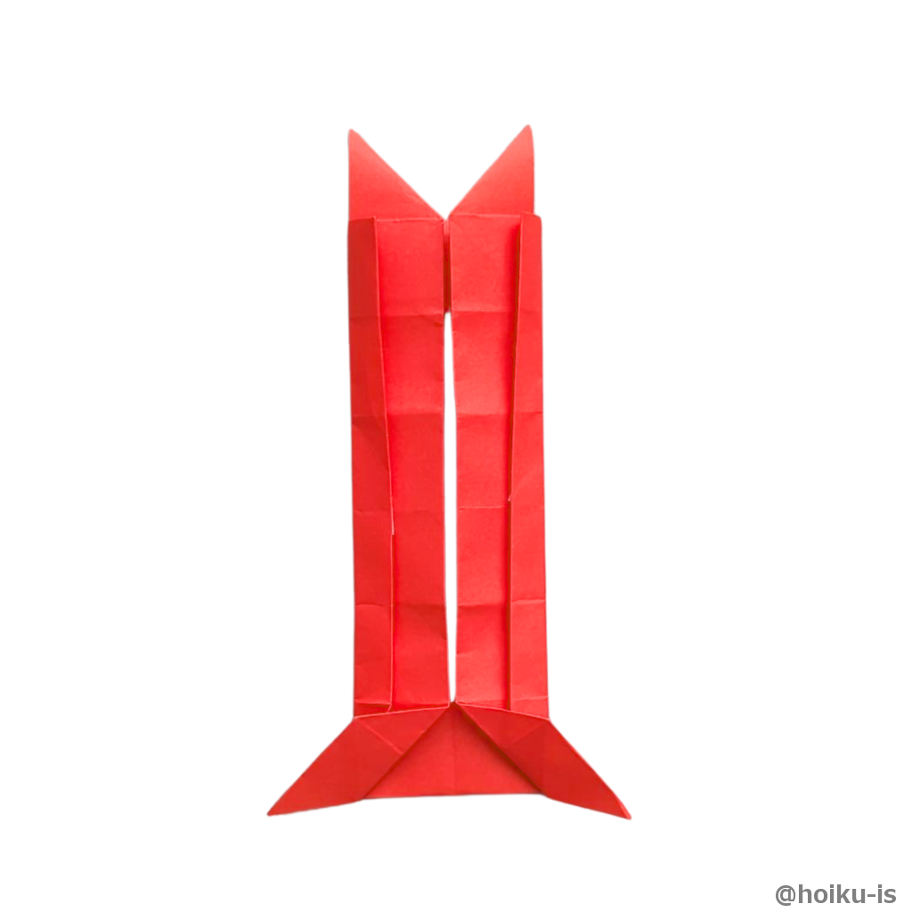 一番下の折り筋に沿って左右の角を折る