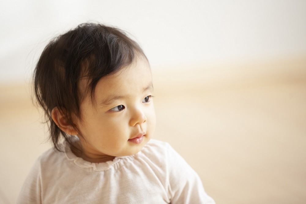斜め前を見つめる子ども