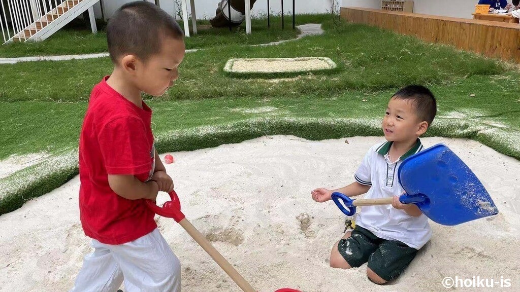 スコップで砂遊びをする西安保育園の子どもたち