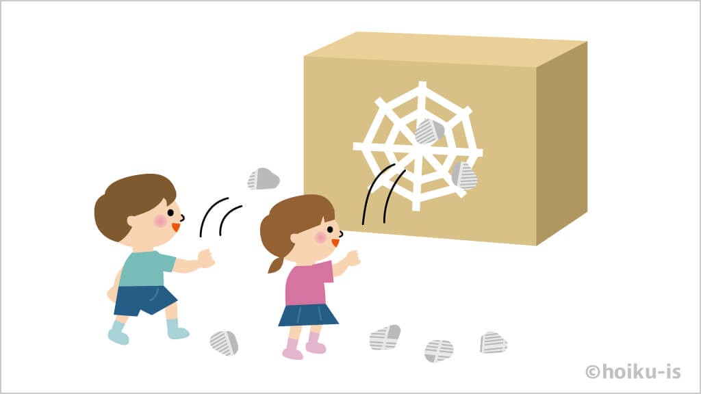 クモの巣の的当てゲームをする子どもたち