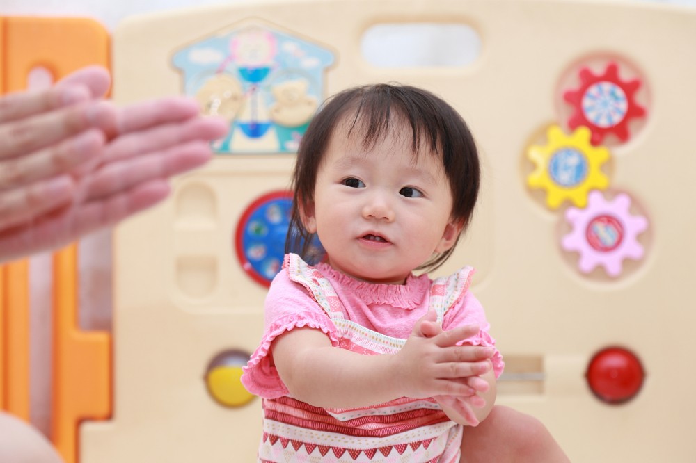 保育園で遊ぶ乳児