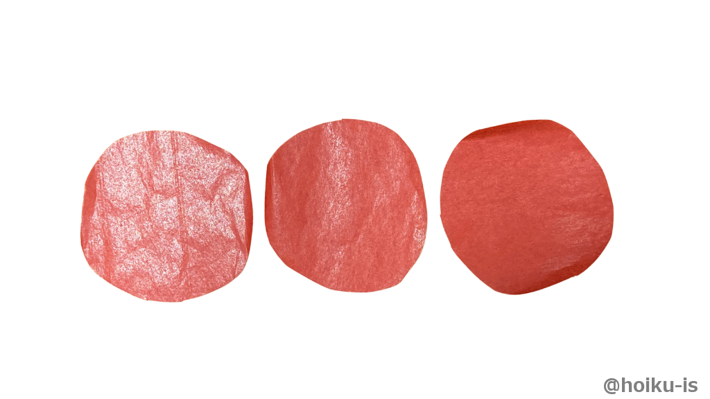 三つ折りのまま丸く切り、3枚の花びらを作る