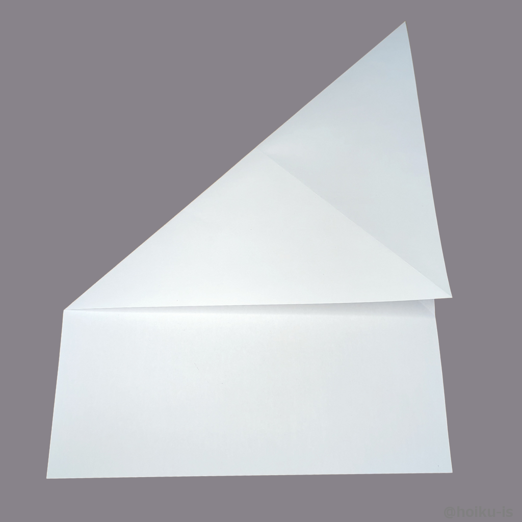 左の角も右の辺に合わせて折り筋を付けます