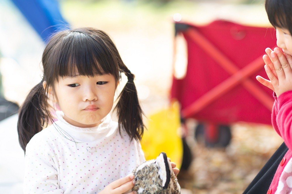 友だちに謝っている子ども