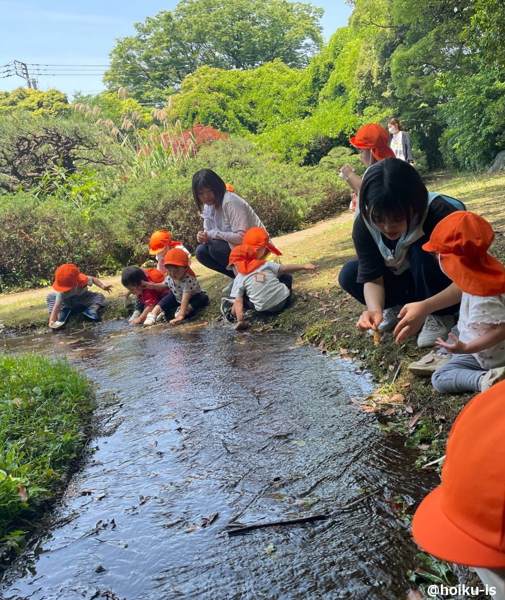 せせらぎで遊ぶ保育園児