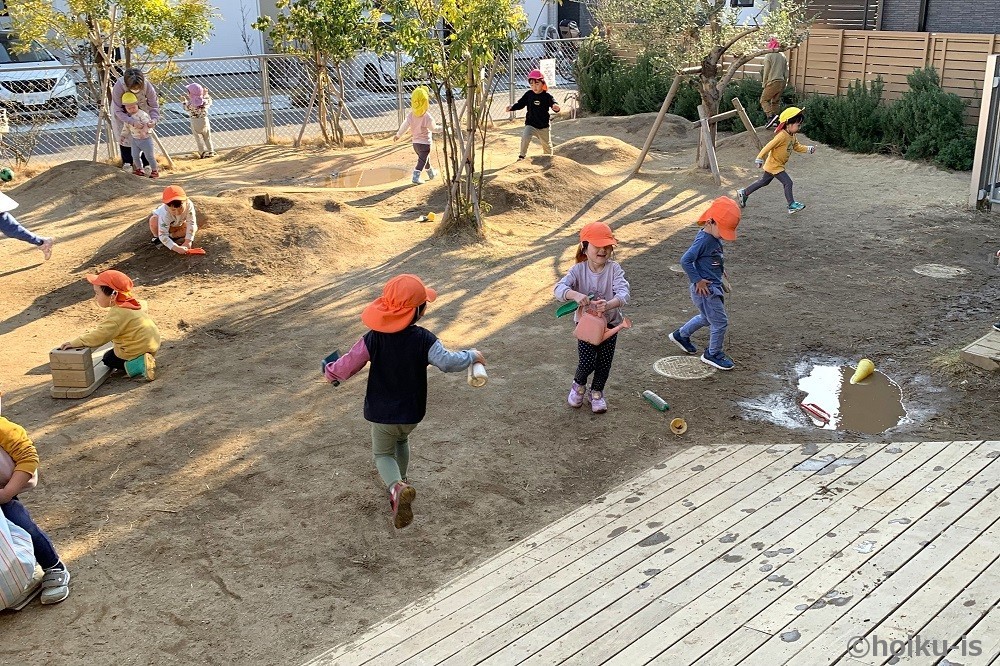 キッズラボ南流山園の園庭で遊ぶ子どもたち