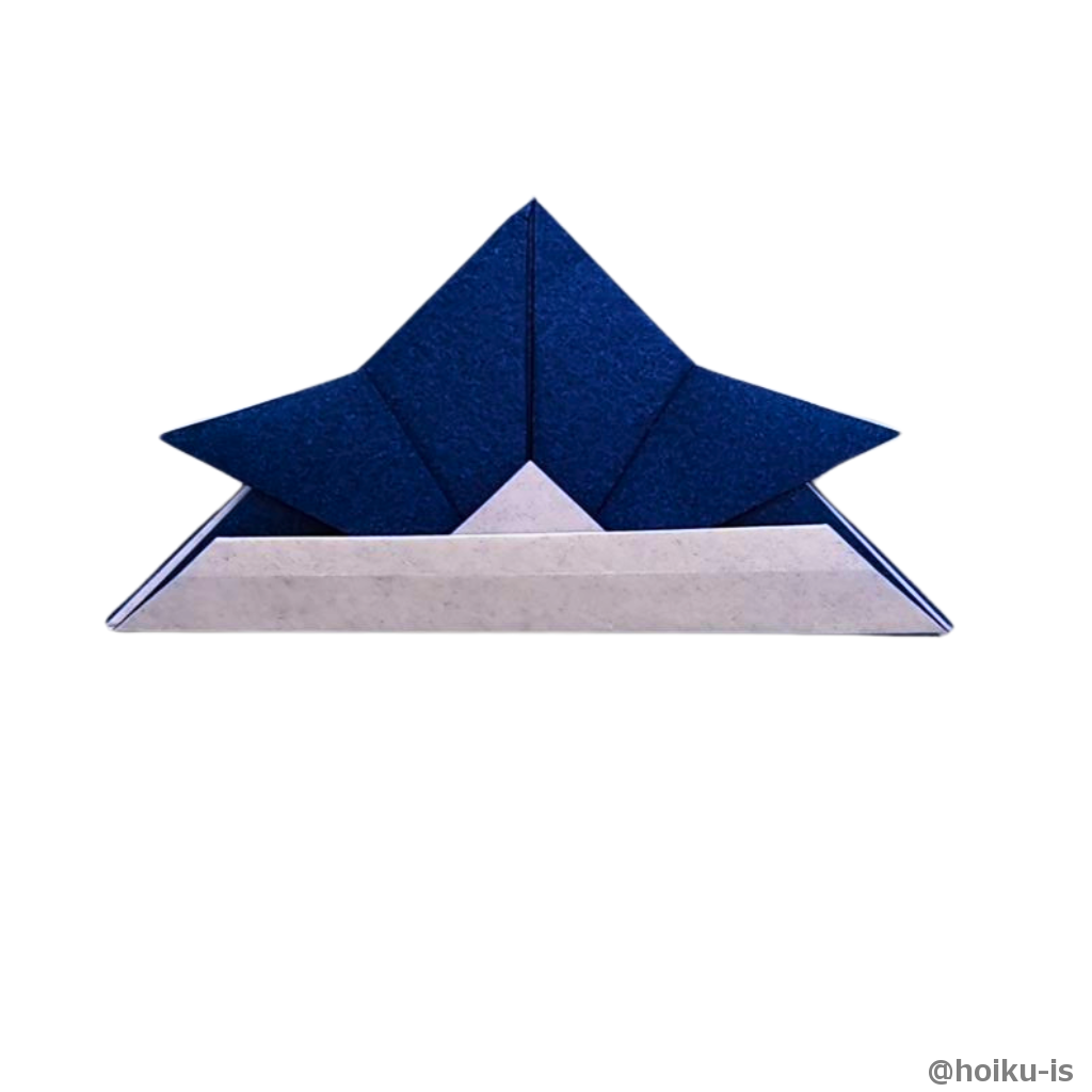 残った下の三角をかぶとの中に折り込む