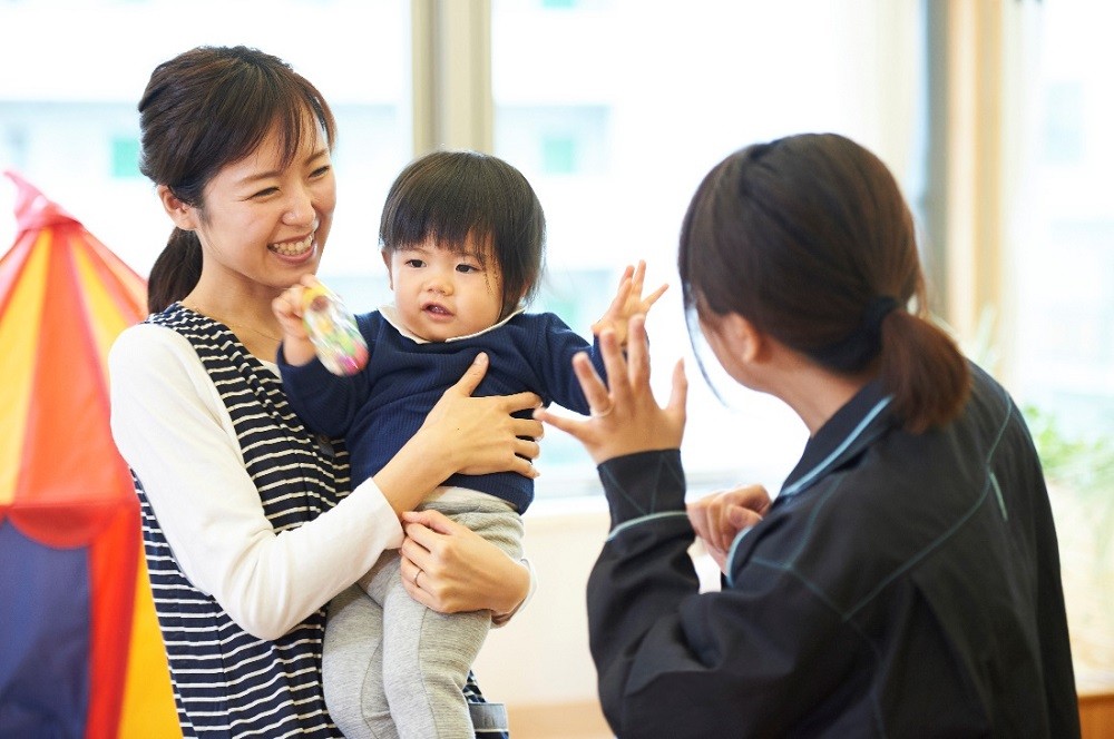 子どもをあやす保育士たち