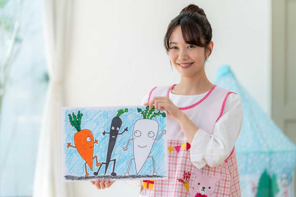 紙芝居をする保育士