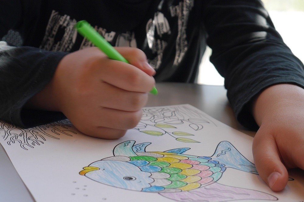 ぬり絵に取り組む子どもの手元
