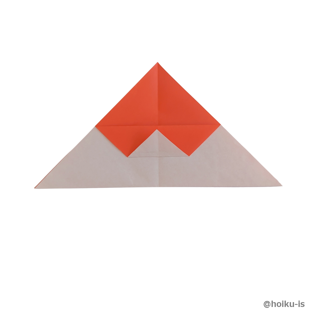 1枚目の角を折り目に合わせて折ります