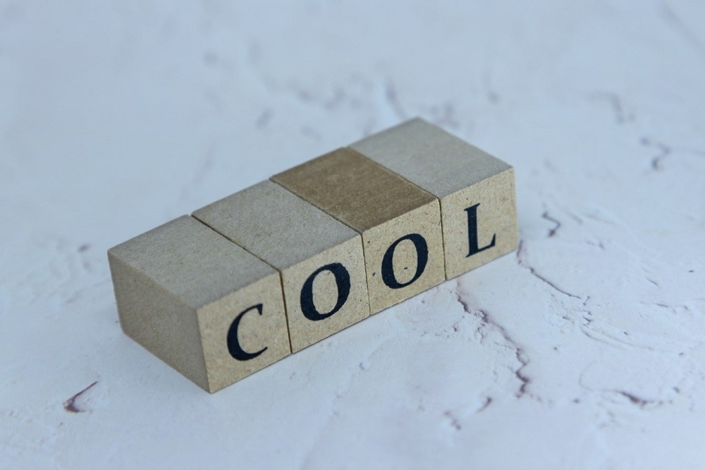 「COOL」と書かれたブロック