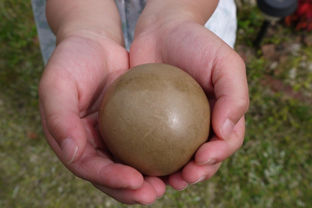 出来上がったピカピカの泥団子