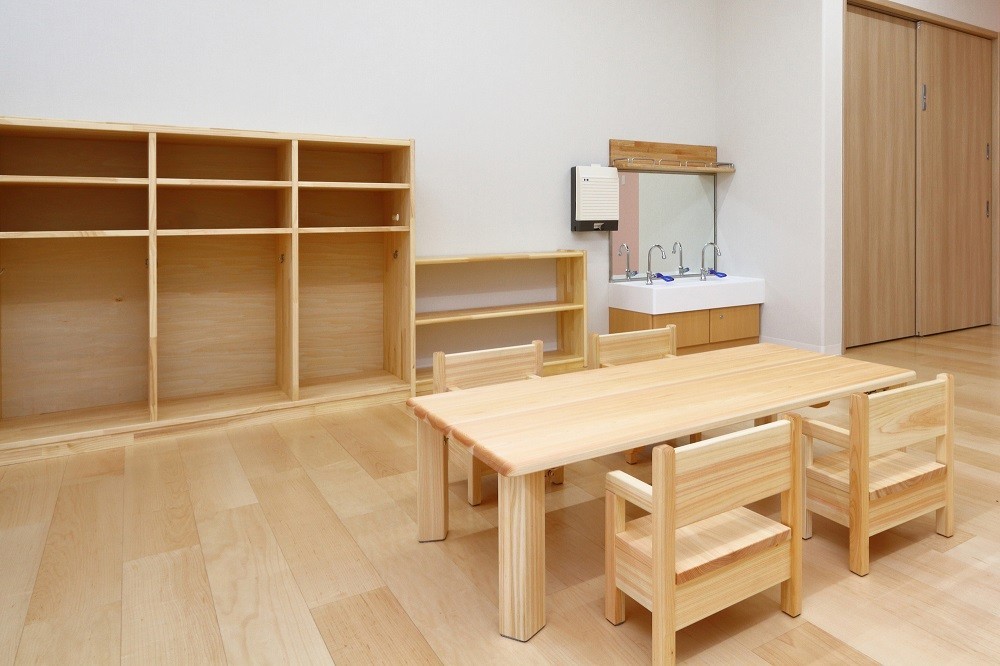 木材で出来た家具が並んでいる保育室