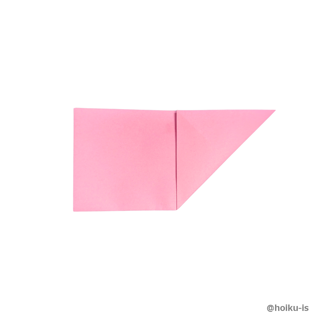 右下の角を上の辺に合わせて折り筋をつける