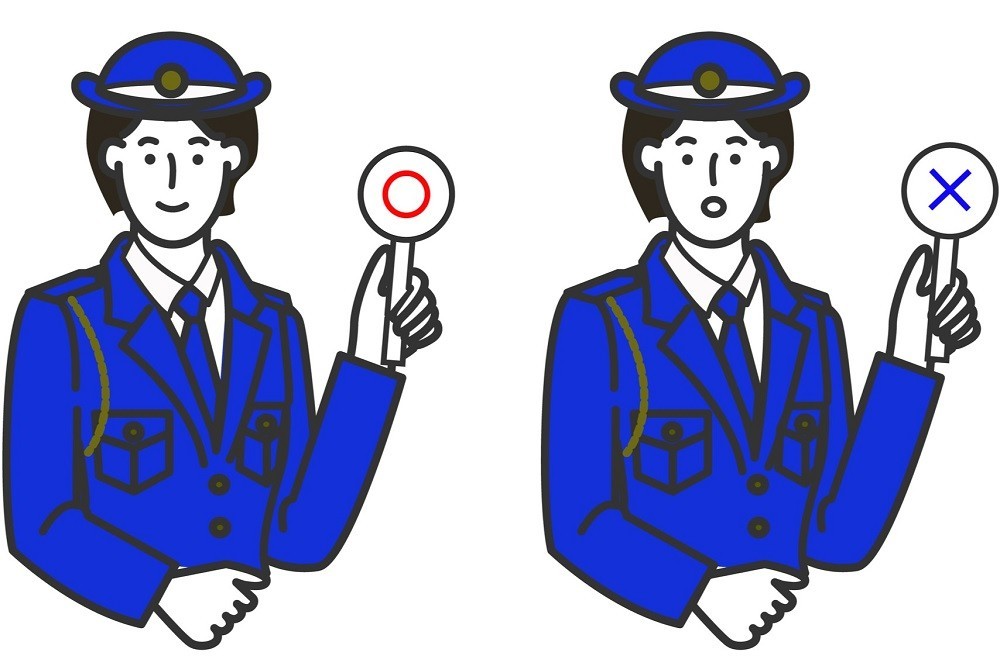 マルとバツのカードを上げている婦人警官のイラスト