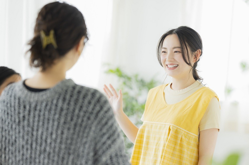 保護者とコミュニケーションをとる保育士