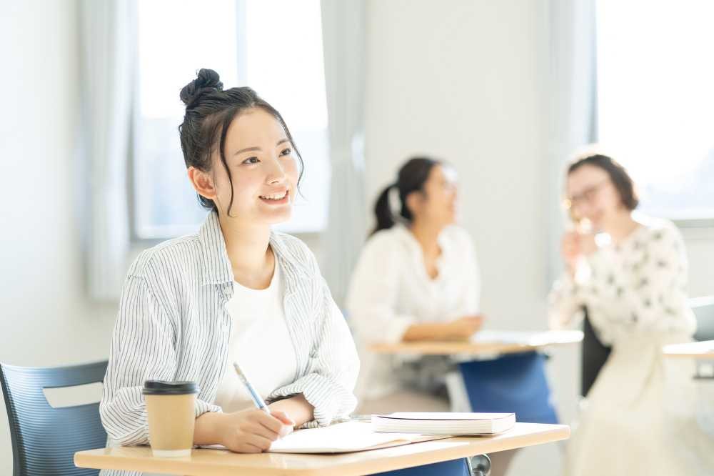 通学で資格の勉強をする学生