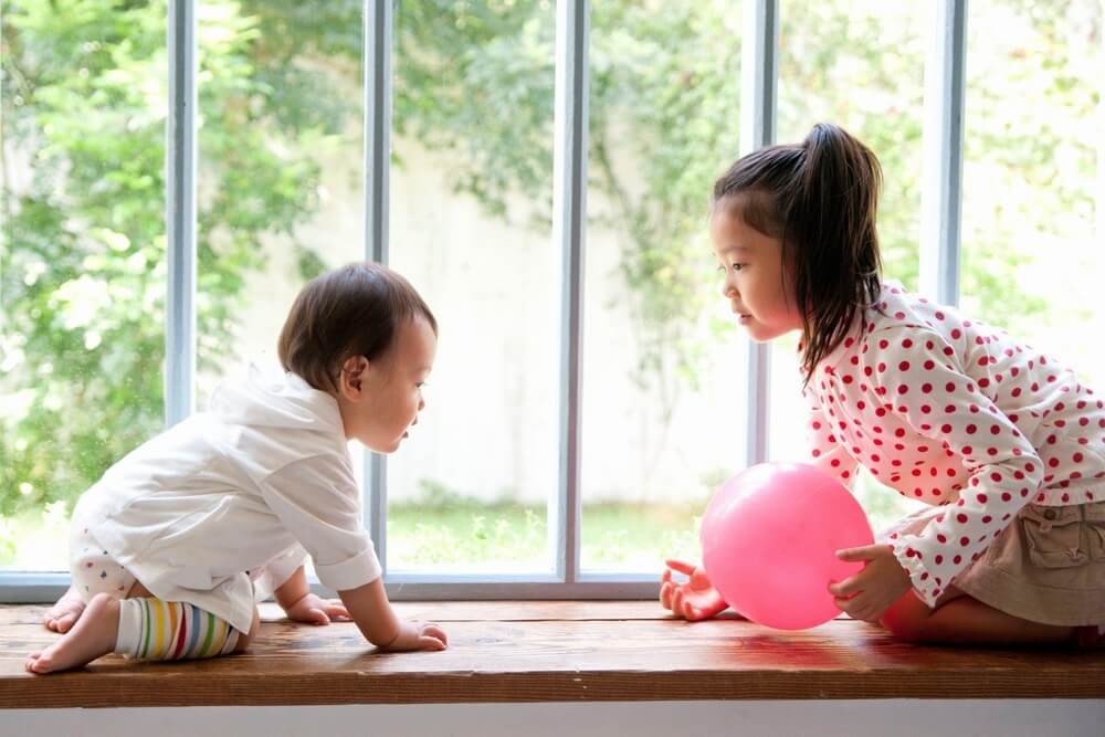 室内遊びをする赤ちゃんと女の子