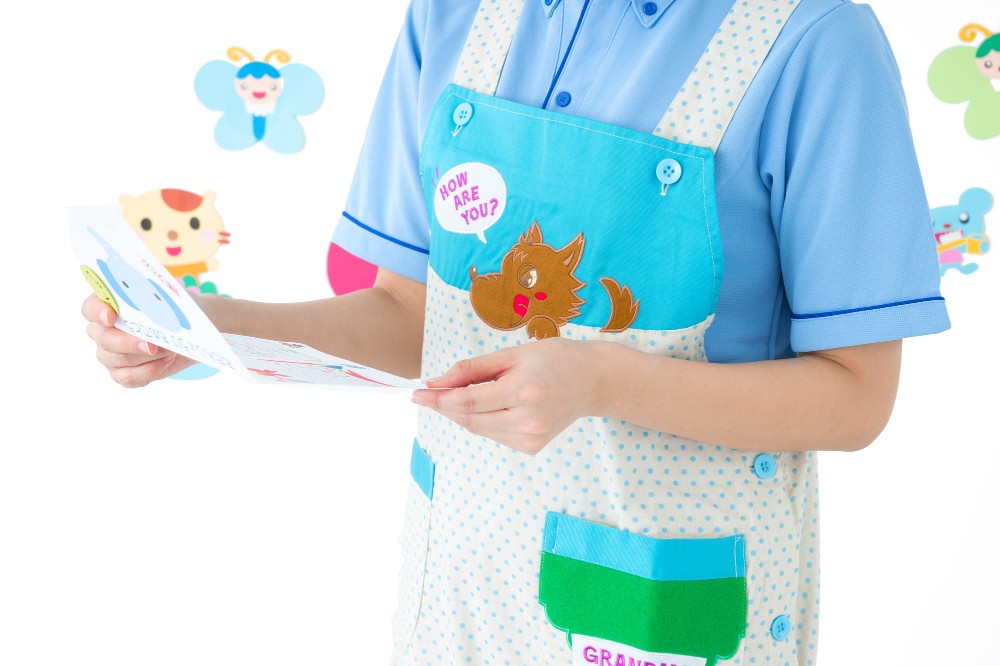 カードを開く保育士