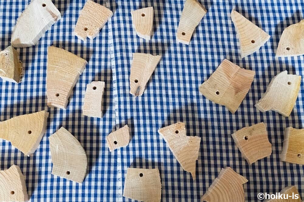 木のペンダントが並んでいるところ