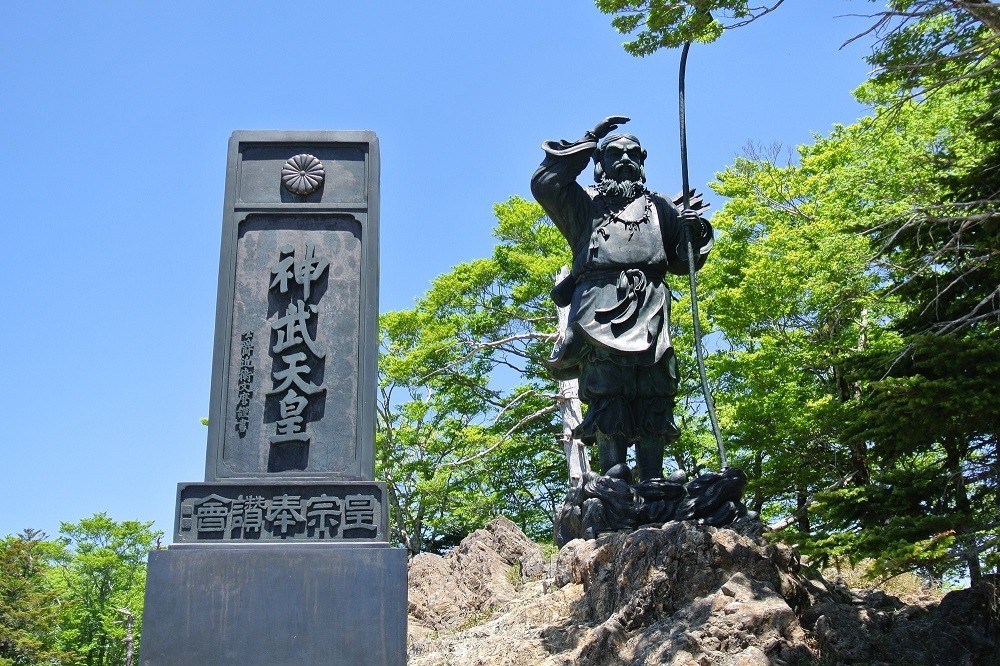 神武天皇の銅像