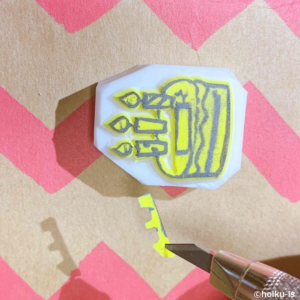 誕生日ケーキの消しゴムはんこを彫っているところ