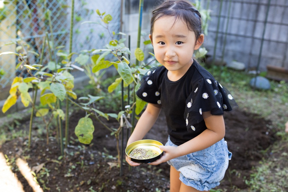 種まきをする子ども